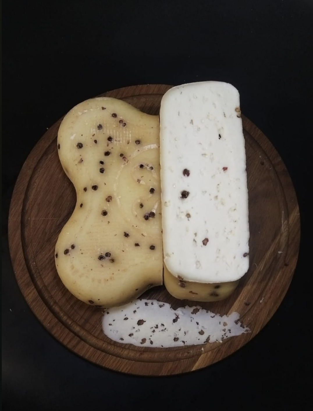 Сыр качотта с розовым перцем