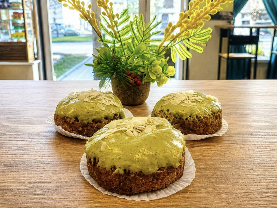 Пирожные и десерты оптом для кофеен | Эклеры, капкейки, кукисы и Павлова СПб